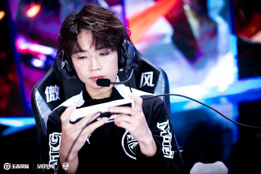 崭露头角的 崭露头角的