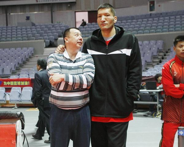 施压迫使两 施压迫使两